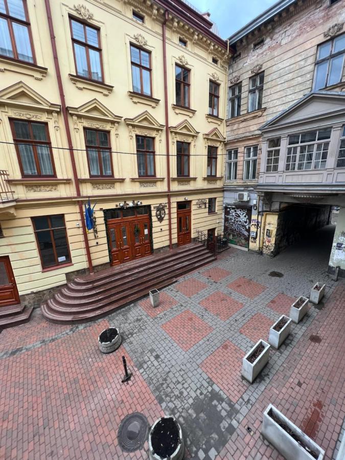 Апартаменти В Самому Центрі Львова В Проїзді Крива Липа Bagian luar foto